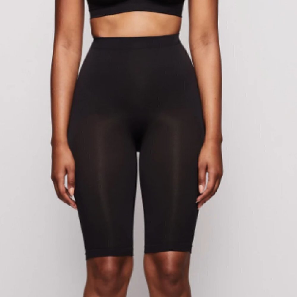 Skims SCULPTING SHORT ABOVE THE KNEE W/ OPEN GUSSET XS